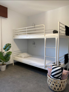 Literas_habitacion_compartida_la_wave_surf