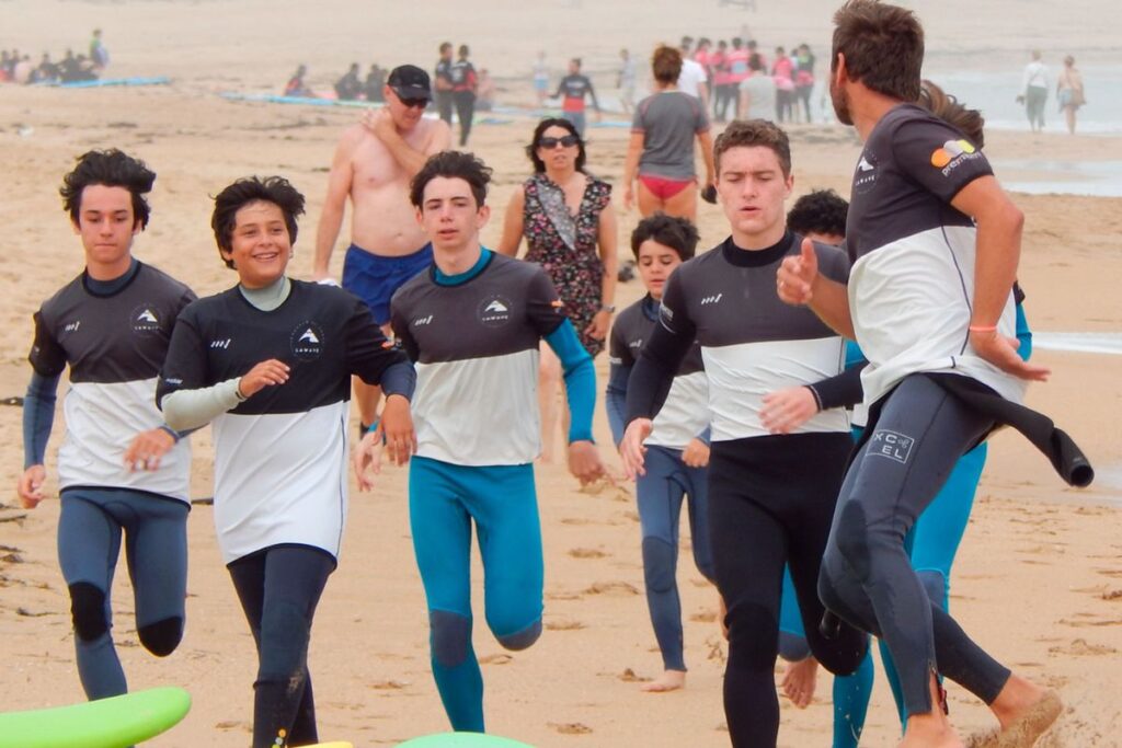 Lee más sobre el artículo Campamento de Surf para Menores en Coruña