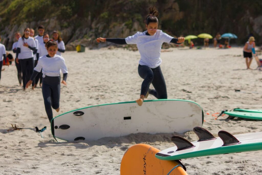 Lee más sobre el artículo Campamento de Surf para Menores en Baldaio