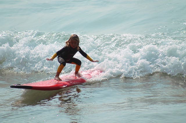 Lee más sobre el artículo Conoce los beneficios del surf para los niños
