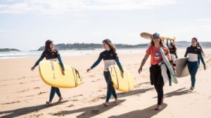 Lee más sobre el artículo SURF EN FEMENINO PLAYA DE SOMO 2020 By: SNEUU travel agency